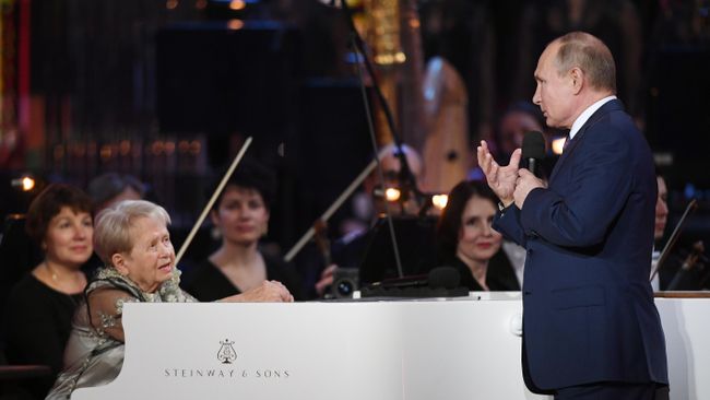 Владимир Путин на юбилейном вечере композитора, народной артистки СССР Александры Пахмутовой, в Большом театре России