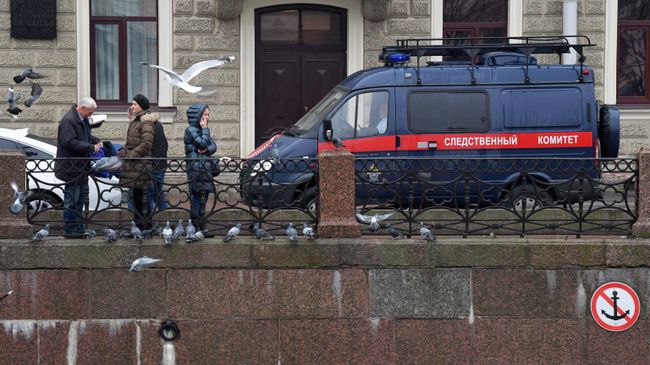 Автомобиль Следственного комитета России у дома на набережной реки Мойки в Санкт-Петербурге, где проживал историк, специалист по военной истории Франции, кандидат исторических наук Олег Соколов Автомобиль Следственного комитета России у дома на набережной реки Мойки в Санкт-Петербурге, где проживал историк, специалист по военной истории Франции, кандидат исторических наук Олег Соколов