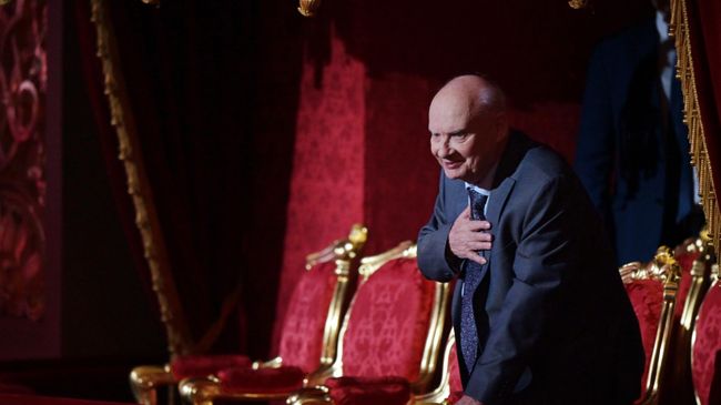 Супруг и соавтор народной артистки СССР, композитора Александры Пахмутовой поэт-песенник Николай Добронравов 