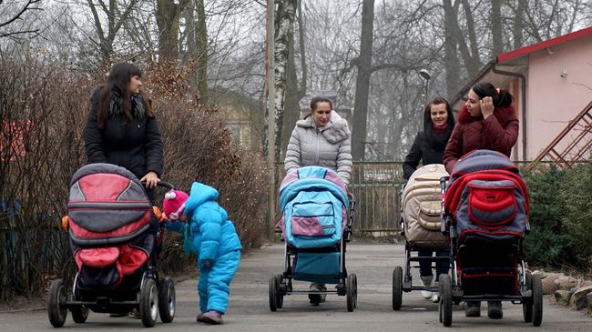 Женщины с детьми на прогулке Женщины с детьми на прогулке