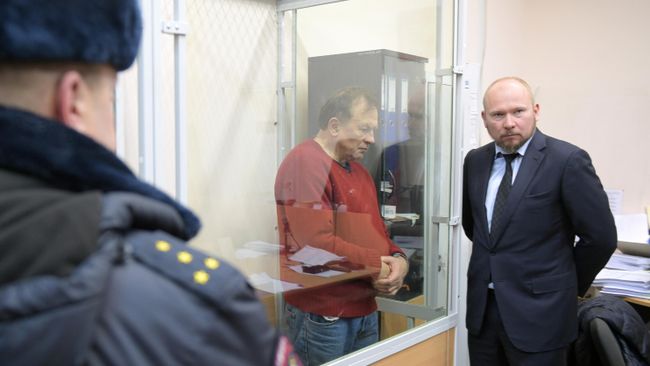 Доцент СПбГУ Олег Соколов, подозреваемый в убийстве аспирантки, на заседании Октябрьского районного суда Санкт-Петербурга Доцент СПбГУ Олег Соколов, подозреваемый в убийстве аспирантки, на заседании Октябрьского районного суда Санкт-Петербурга
