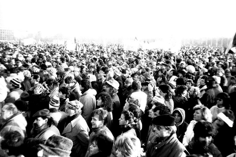 Демонстранты на площади в Праге 25 ноября 1989 года