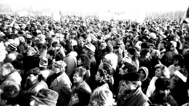 Демонстранты на площади в Праге 25 ноября 1989 года Демонстранты на площади в Праге 25 ноября 1989 года