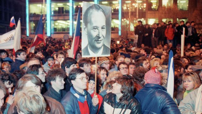 Демонстранты держат плакат Александра Дубчека. 23 ноября 1989 Демонстранты держат плакат Александра Дубчека. 23 ноября 1989