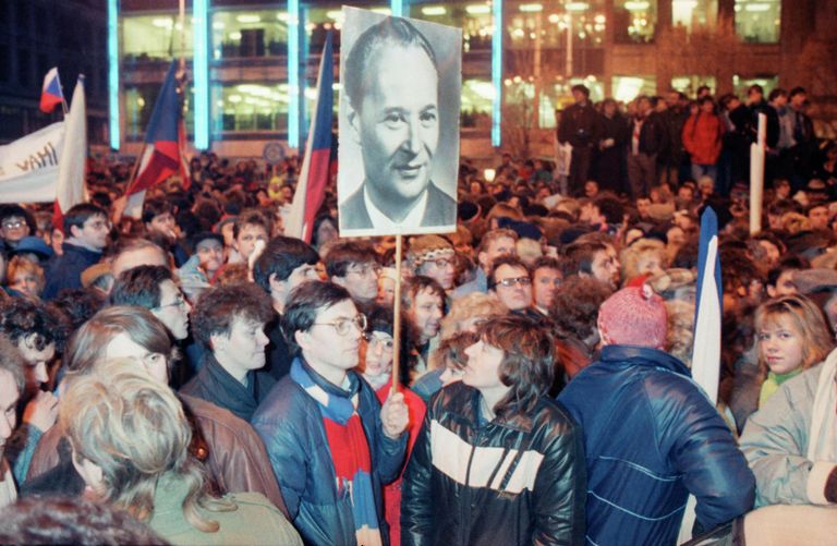 Демонстранты держат плакат Александра Дубчека. 23 ноября 1989