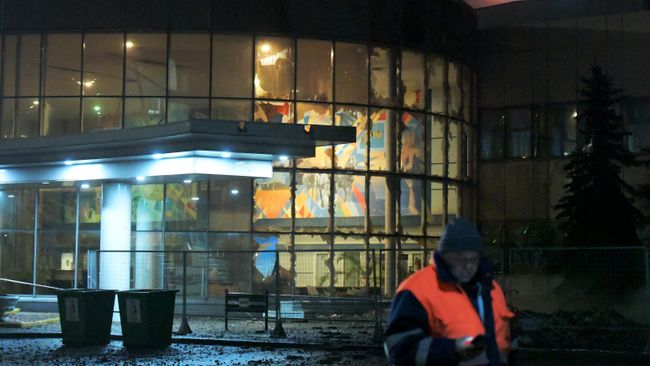Стекла, выбитые в результате прорыва паропровода на территории завода пивоваренной компании Балтика в Санкт-Петербурге Стекла, выбитые в результате прорыва паропровода на территории завода пивоваренной компании Балтика в Санкт-Петербурге
