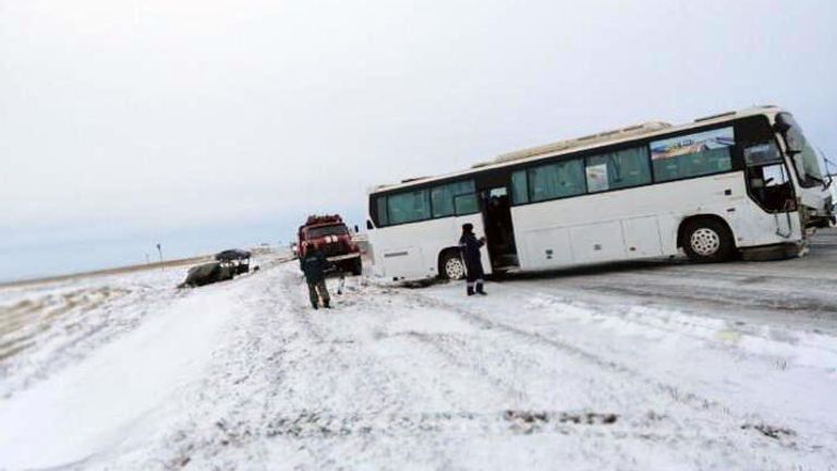 Последствия ДТП на 49 километре автодороги Ачинск-Ужур-Троицкое с участием рейсового автобуса и автомобиля УАЗ Последствия ДТП на 49 километре автодороги Ачинск-Ужур-Троицкое с участием рейсового автобуса и автомобиля УАЗ