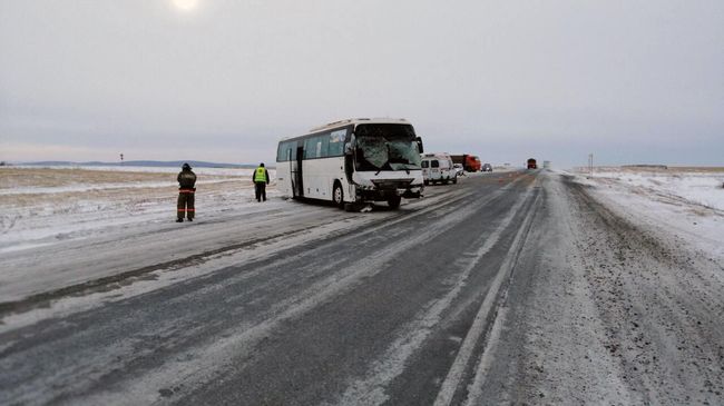 Последствия ДТП на 49 километре автодороги Ачинск-Ужур-Троицкое с участием рейсового автобуса и автомобиля УАЗ Последствия ДТП на 49 километре автодороги Ачинск-Ужур-Троицкое с участием рейсового автобуса и автомобиля УАЗ