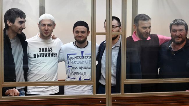 Участники террористической организации Хизб ут-Тахрир аль-Ислами* (запрещена на территории России) Рефат Алимов, Арсен Джеппаров, Вадим Сирук, Эмир Куку, Муслим Алиев, Инвер Бекиров в Южном окружном военном суде в Ростове-на-Дону Участники террористической организации Хизб ут-Тахрир аль-Ислами* (запрещена на территории России) Рефат Алимов, Арсен Джеппаров, Вадим Сирук, Эмир Куку, Муслим Алиев, Инвер Бекиров в Южном окружном военном суде в Ростове-на-Дону