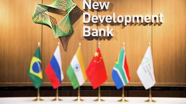 Логотип Нового банка развития БРИКС в штаб-квартире в Шанхае Логотип Нового банка развития БРИКС в штаб-квартире в Шанхае