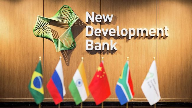 Логотип Нового банка развития БРИКС в штаб-квартире в Шанхае