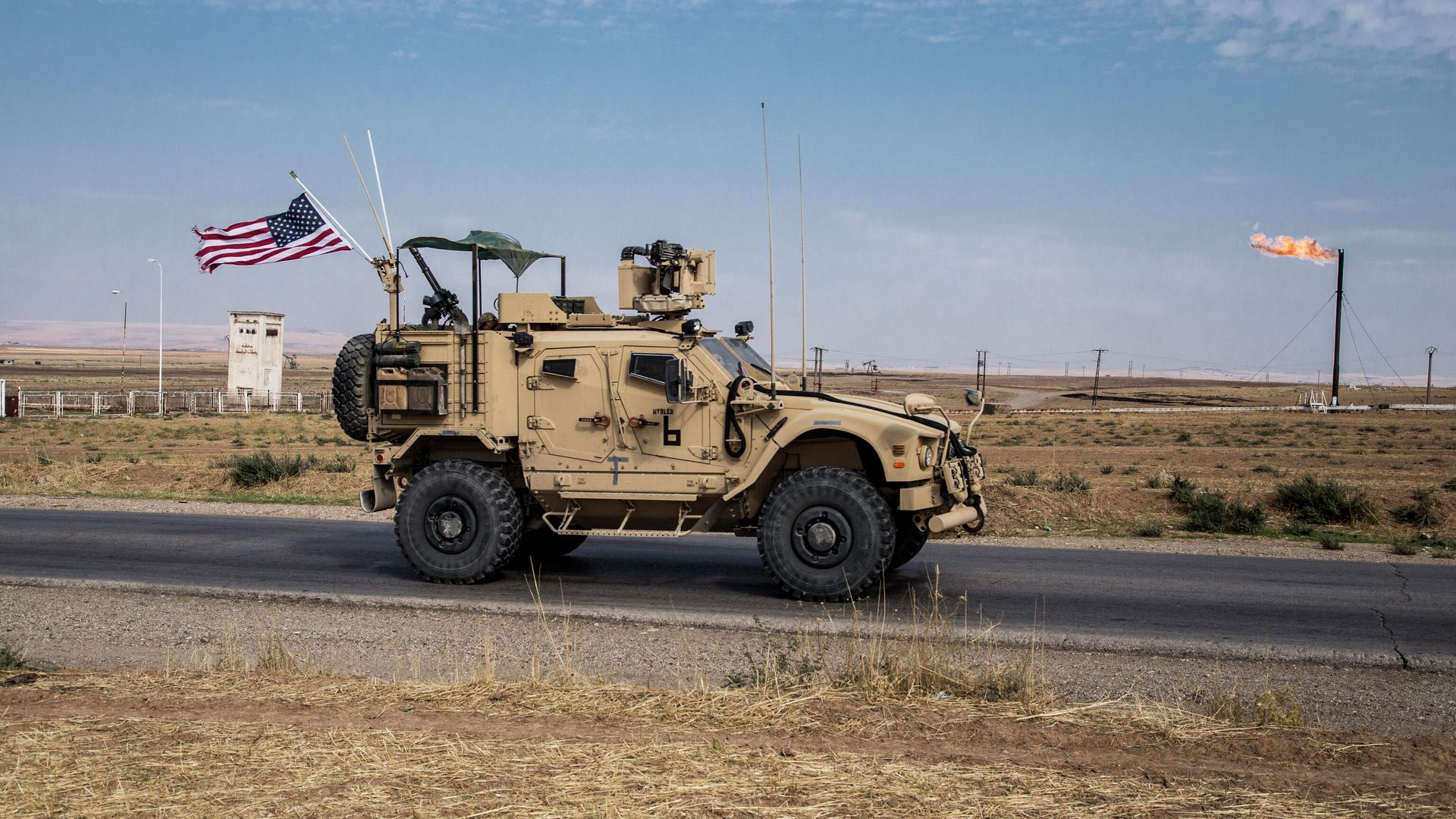 Американский военный автомобиль патрулируют сирийские нефтяные месторождения - РИА Новости, 1920, 03.04.2024