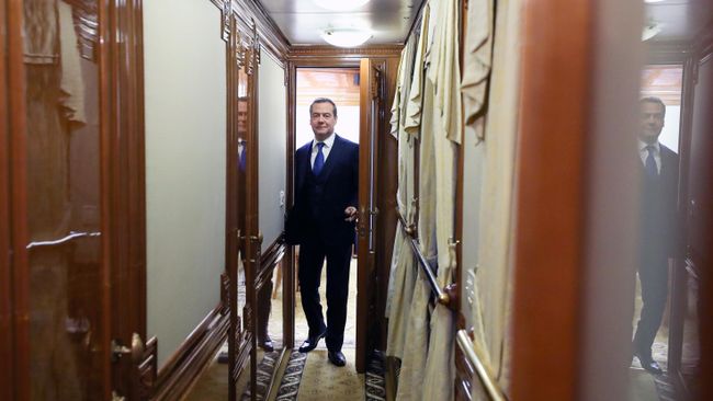 Председатель правительства РФ Дмитрий Медведев в поезде Новосибирск-Барнаул Председатель правительства РФ Дмитрий Медведев в поезде Новосибирск-Барнаул