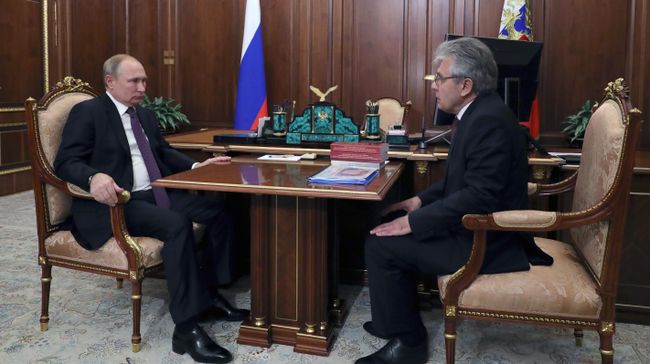 Президент РФ Владимир Путин и президент РАН Александр Сергеев во время встречи Президент РФ Владимир Путин и президент РАН Александр Сергеев во время встречи