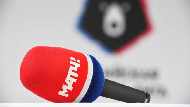 Микрофон с логотипом телеканала Матч и новый бренд российской футбольной премьер-лиги Микрофон с логотипом телеканала Матч и новый бренд российской футбольной премьер-лиги