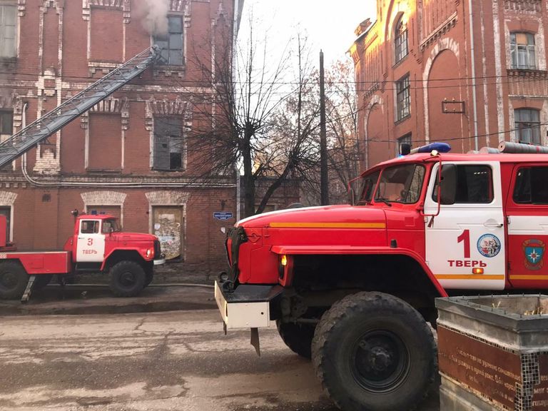 Пожар в одном из зданий Морозовских казарм в Твери Пожар в одном из зданий Морозовских казарм в Твери