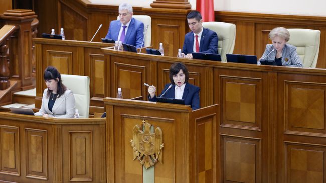 Премьер-министр Молдавии Майя Санду выступает на заседании парламента Молдавии в Кишиневе. 12 ноября 2019 Премьер-министр Молдавии Майя Санду выступает на заседании парламента Молдавии в Кишиневе. 12 ноября 2019