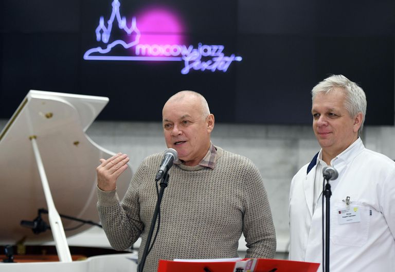 Генеральный директор МИА Россия сегодня Дмитрий Киселев (слева) и главный врач городской клинической больницы № 67 доктор медицинских наук, профессор Андрей Шкода