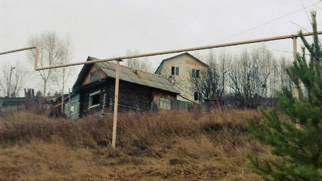 Дом в Усть-Катаве, в котором были взаперти трое детей-подростков (на втором плане) Дом в Усть-Катаве, в котором были взаперти трое детей-подростков (на втором плане)