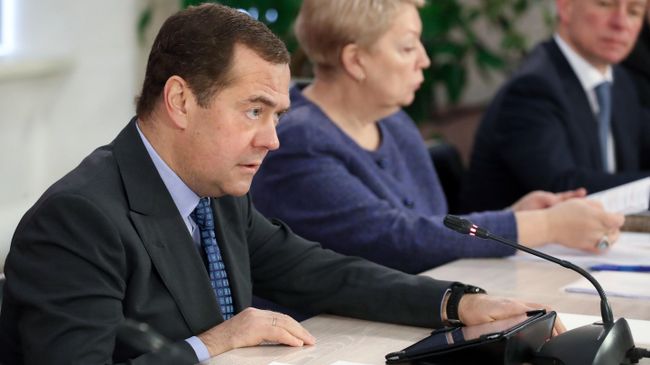 Премьер-министр России Дмитрий Медведев проводит совещание о ходе выполнения мероприятий по развитию села и улучшению качества жизни сельских жителей в рамках реализации национальных проектов в селе Санниково Алтайского края. 13 ноября 2019 Премьер-министр России Дмитрий Медведев проводит совещание о ходе выполнения мероприятий по развитию села и улучшению качества жизни сельских жителей в рамках реализации национальных проектов в селе Санниково Алтайского края. 13 ноября 2019
