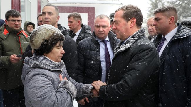 Председатель правительства РФ Дмитрий Медведев во время общения с местными жителями в селе Санниково Алтайского края Председатель правительства РФ Дмитрий Медведев во время общения с местными жителями в селе Санниково Алтайского края