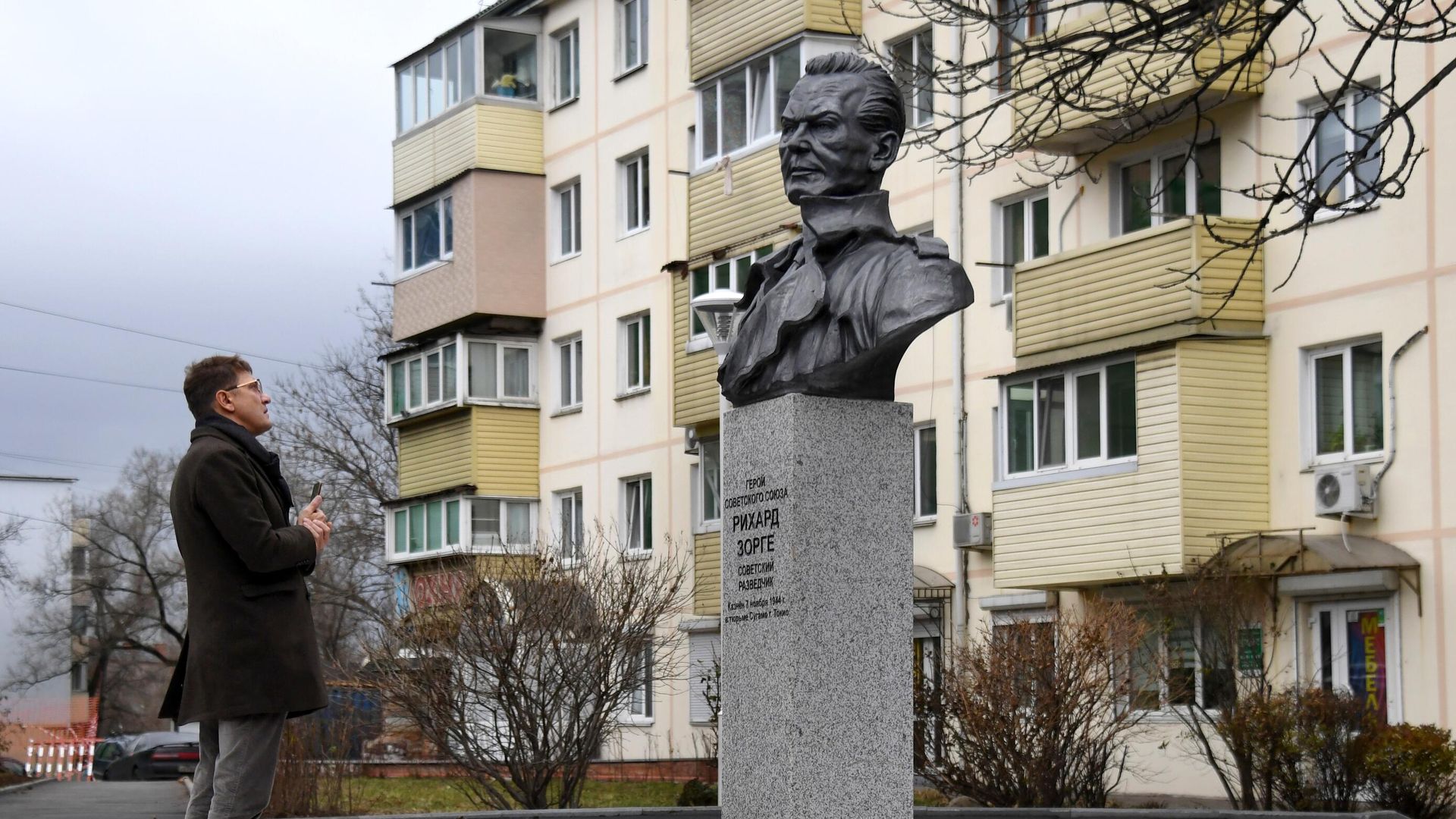 Памятник советскому разведчику Рихарду Зорге во Владивостоке Памятник советскому разведчику Рихарду Зорге во Владивостоке - РИА Новости, 1920, 11.07.2022