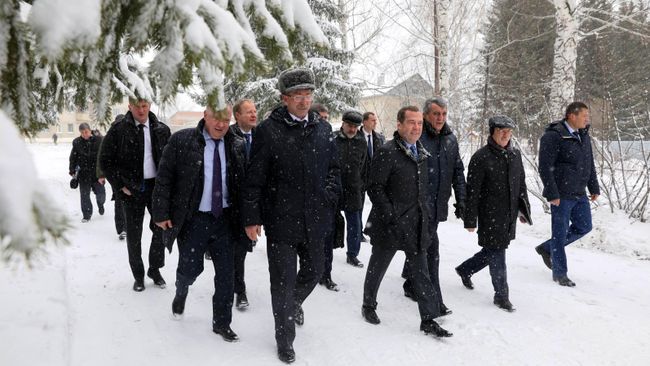 Председатель правительства РФ Дмитрий Медведев во время посещения села Санниково Алтайского края Председатель правительства РФ Дмитрий Медведев во время посещения села Санниково Алтайского края