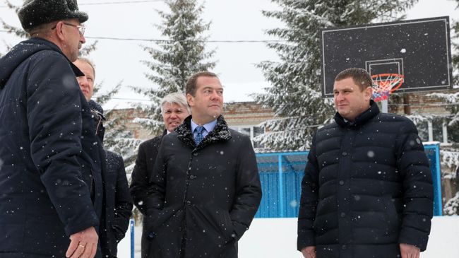 Председатель правительства РФ Дмитрий Медведев во время посещения села Санниково Алтайского края. 13 ноября 2019 Председатель правительства РФ Дмитрий Медведев во время посещения села Санниково Алтайского края. 13 ноября 2019