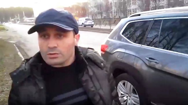 Стоп-кадр видео, на котором житель Нефтекамска заставляет девятилетнего сына бить журналиста Стоп-кадр видео, на котором житель Нефтекамска заставляет девятилетнего сына бить журналиста