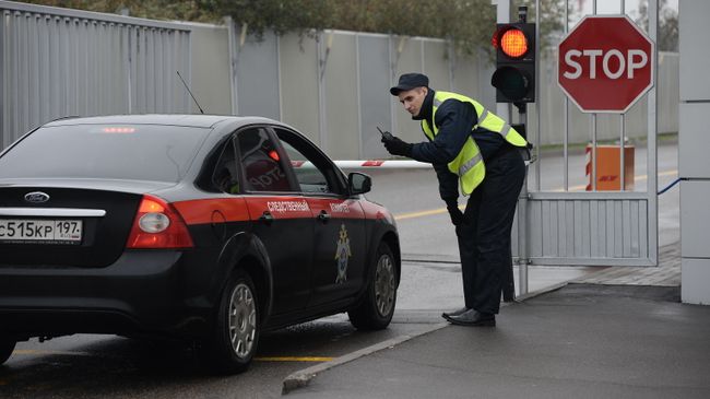 Автомобиль Следственного комитета РФ в аэропорту Внуково Автомобиль Следственного комитета РФ в аэропорту Внуково