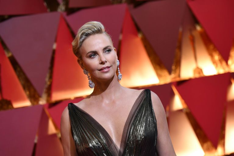 Актриса Шарлиз Терон позирует на 89-ой церемонии Оскар. 26 февраля 2017 Актриса Шарлиз Терон позирует на 89-ой церемонии Оскар. 26 февраля 2017