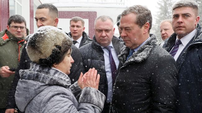 Председатель правительства России Дмитрий Медведев во время общения с местными жителями в селе Санниково Алтайского края. 13 ноября 2019 Председатель правительства России Дмитрий Медведев во время общения с местными жителями в селе Санниково Алтайского края. 13 ноября 2019