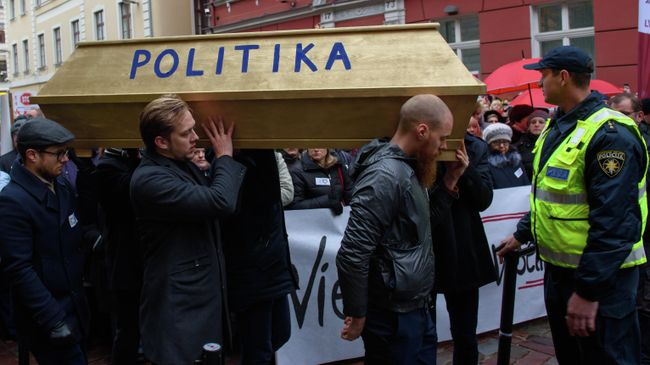 Медицинские работники на митинге в Риге, 7 ноября 2019 Медицинские работники на митинге в Риге, 7 ноября 2019