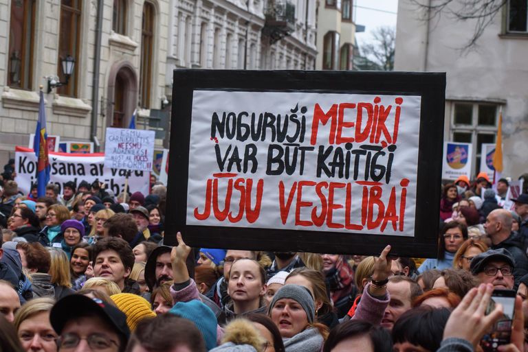 Медицинские работники на митинге в Риге, 7 ноября 2019