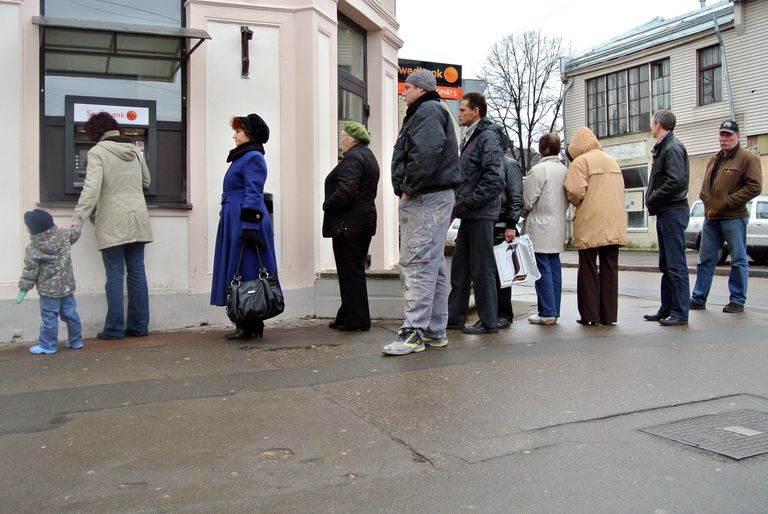 Очередь к одному из банкоматов в Риге