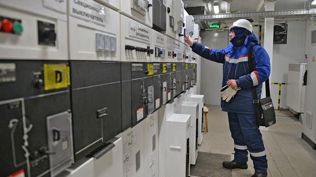 Сотрудник осматривает оборудование на солнечной электростанции Сотрудник осматривает оборудование на солнечной электростанции