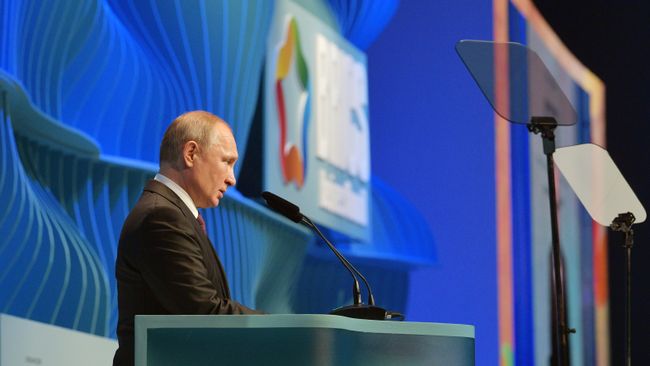 Президент РФ Владимир Путин выступает на церемонии закрытия Делового форума стран БРИКС Президент РФ Владимир Путин выступает на церемонии закрытия Делового форума стран БРИКС
