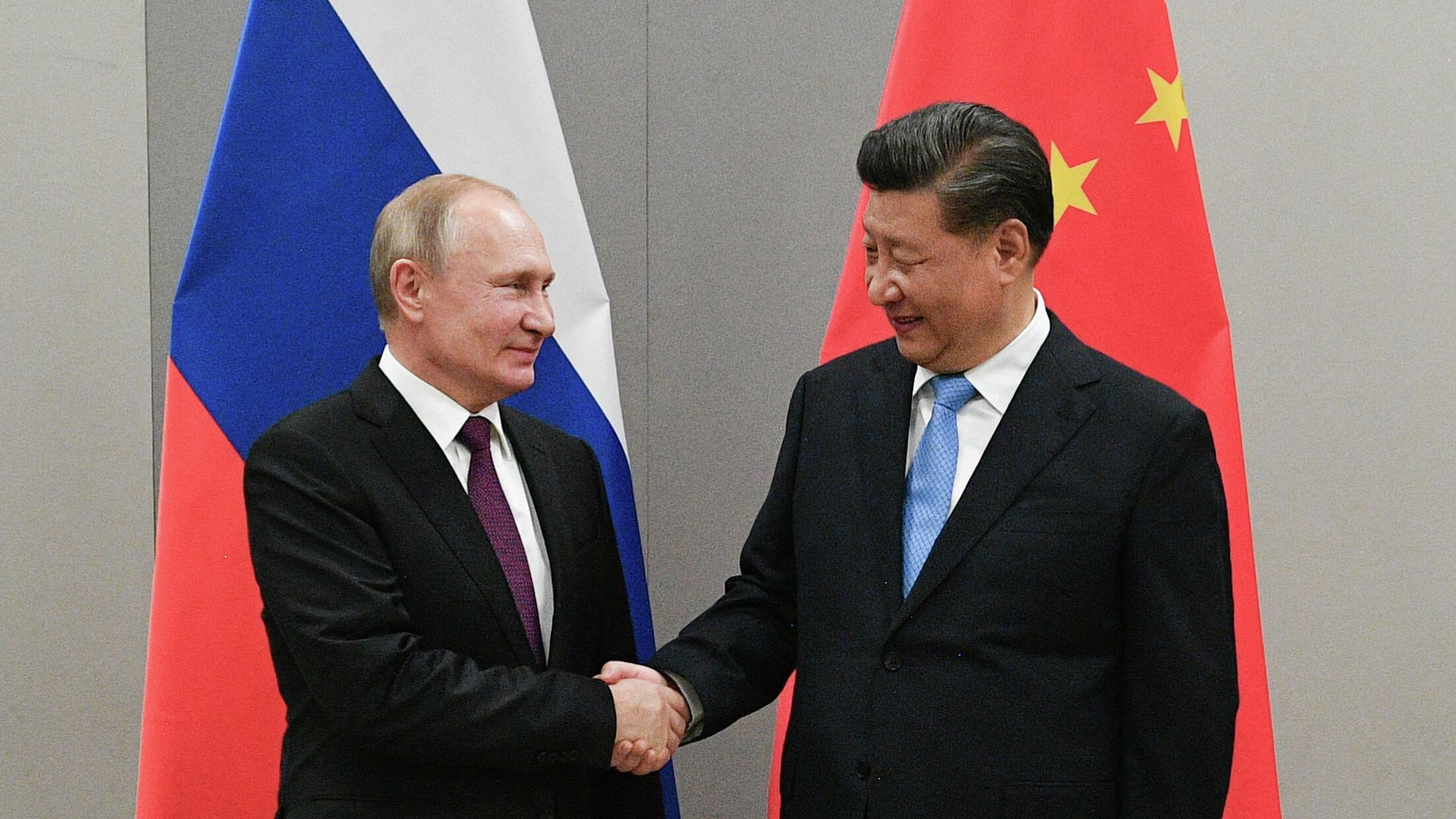 Владимир Путин и Си Цзиньпин на Деловом форуме БРИКС в Бразилии Владимир Путин и Си Цзиньпин на Деловом форуме БРИКС в Бразилии - РИА Новости, 1920, 03.09.2020