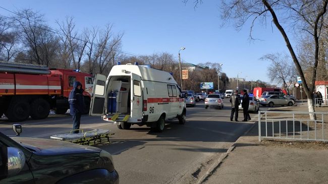 Сотрудники правоохранительных органов у входа в здание Амурского колледжа строительства и жилищно-коммунального хозяйства в Благовещенске, где произошла стрельб Сотрудники правоохранительных органов у входа в здание Амурского колледжа строительства и жилищно-коммунального хозяйства в Благовещенске, где произошла стрельб
