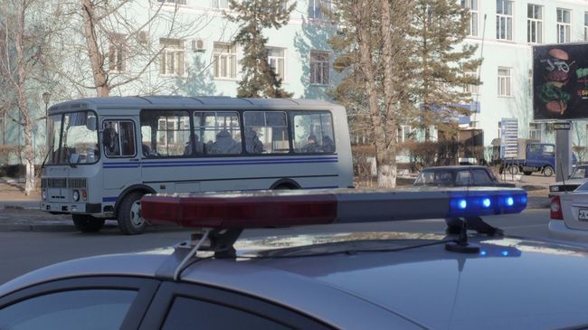 Автомобили правоохранительных служб у здания Амурского колледжа строительства и жилищно-коммунального хозяйства в Благовещенске, где произошла стрельба Автомобили правоохранительных служб у здания Амурского колледжа строительства и жилищно-коммунального хозяйства в Благовещенске, где произошла стрельба