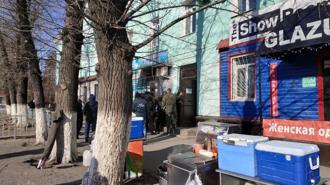 Сотрудники правоохранительных органов у входа в здание Амурского колледжа строительства и жилищно-коммунального хозяйства в Благовещенске, где произошла стрельба Сотрудники правоохранительных органов у входа в здание Амурского колледжа строительства и жилищно-коммунального хозяйства в Благовещенске, где произошла стрельба