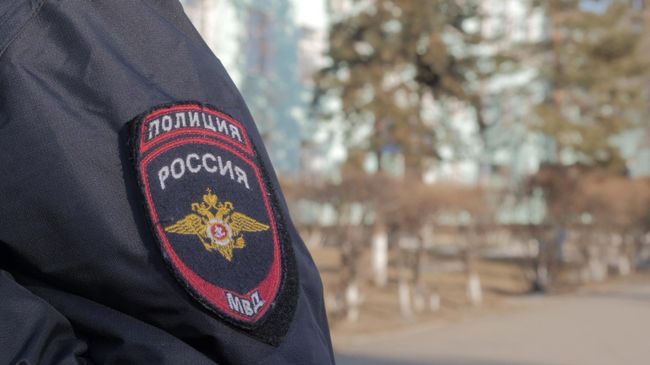 Сотрудник полиции у здания Амурского колледжа строительства и жилищно-коммунального хозяйства в Благовещенске, где произошла стрельба Сотрудник полиции у здания Амурского колледжа строительства и жилищно-коммунального хозяйства в Благовещенске, где произошла стрельба