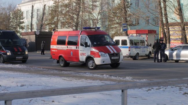 Автомобили правоохранительных служб и МЧС у здания Амурского колледжа строительства и жилищно-коммунального хозяйства в Благовещенске, где произошла стрельба Автомобили правоохранительных служб и МЧС у здания Амурского колледжа строительства и жилищно-коммунального хозяйства в Благовещенске, где произошла стрельба