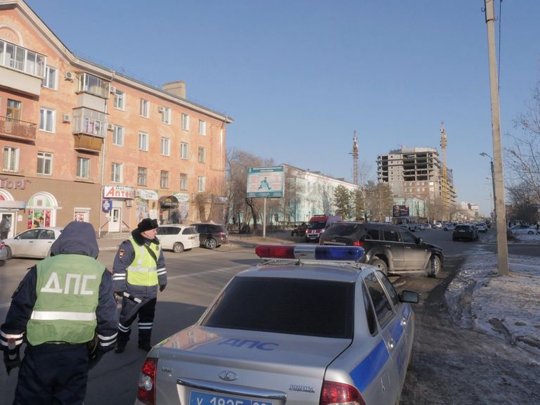 Сотрудники ДПС у здания Амурского колледжа строительства и жилищно-коммунального хозяйства в Благовещенске, где произошла стрельба