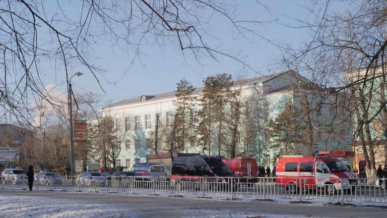 Автомобили правоохранительных служб и МЧС у здания Амурского колледжа строительства и жилищно-коммунального хозяйства в Благовещенске, где произошла стрельба. Автомобили правоохранительных служб и МЧС у здания Амурского колледжа строительства и жилищно-коммунального хозяйства в Благовещенске, где произошла стрельба.
