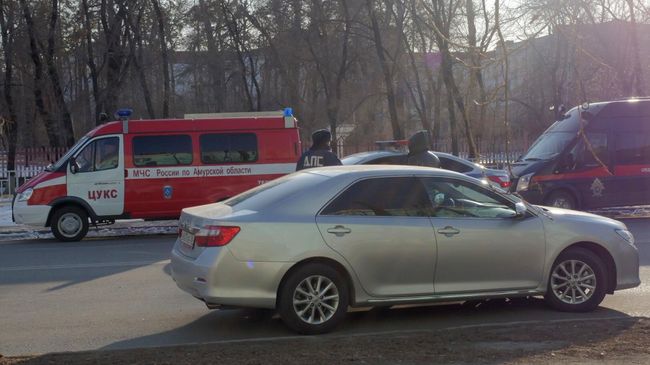 Автомобили правоохранительных служб и МЧС у здания Амурского колледжа строительства и жилищно-коммунального хозяйства в Благовещенске, где произошла стрельба. Автомобили правоохранительных служб и МЧС у здания Амурского колледжа строительства и жилищно-коммунального хозяйства в Благовещенске, где произошла стрельба.