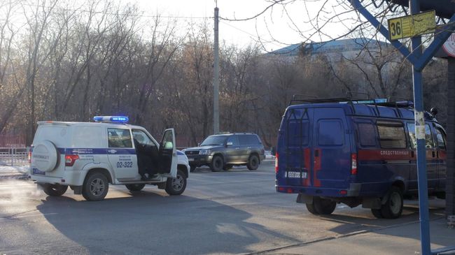 Сотрудники правоохранительных служб у здания Амурского колледжа строительства и жилищно-коммунального хозяйства в Благовещенске, где произошла стрельба Сотрудники правоохранительных служб у здания Амурского колледжа строительства и жилищно-коммунального хозяйства в Благовещенске, где произошла стрельба
