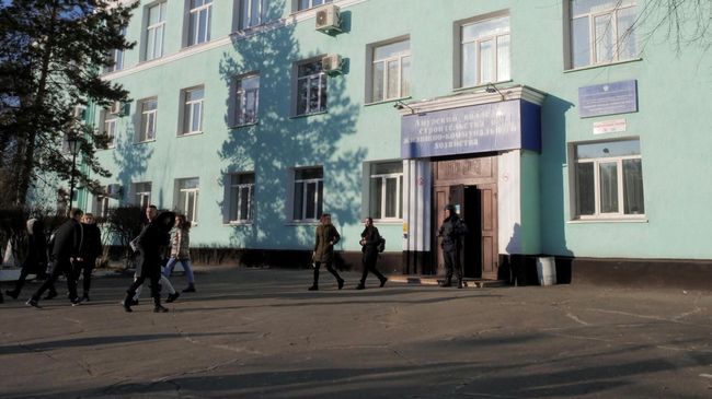 Здание Амурского колледжа строительства и жилищно-коммунального хозяйства в Благовещенске, где произошла стрельба Здание Амурского колледжа строительства и жилищно-коммунального хозяйства в Благовещенске, где произошла стрельба
