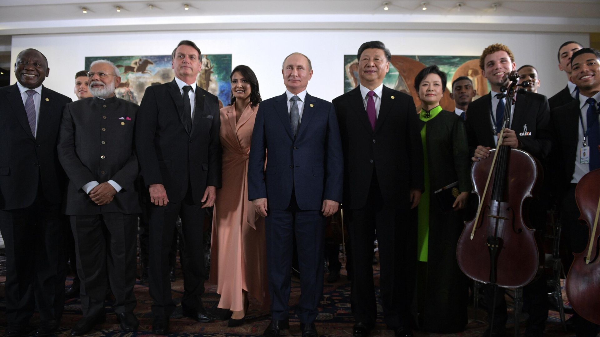 Президент РФ Владимир Путин во время фотографирования после концерта для лидеров стран БРИКС Президент РФ Владимир Путин во время фотографирования после концерта для лидеров стран БРИКС - РИА Новости, 1920, 29.06.2022