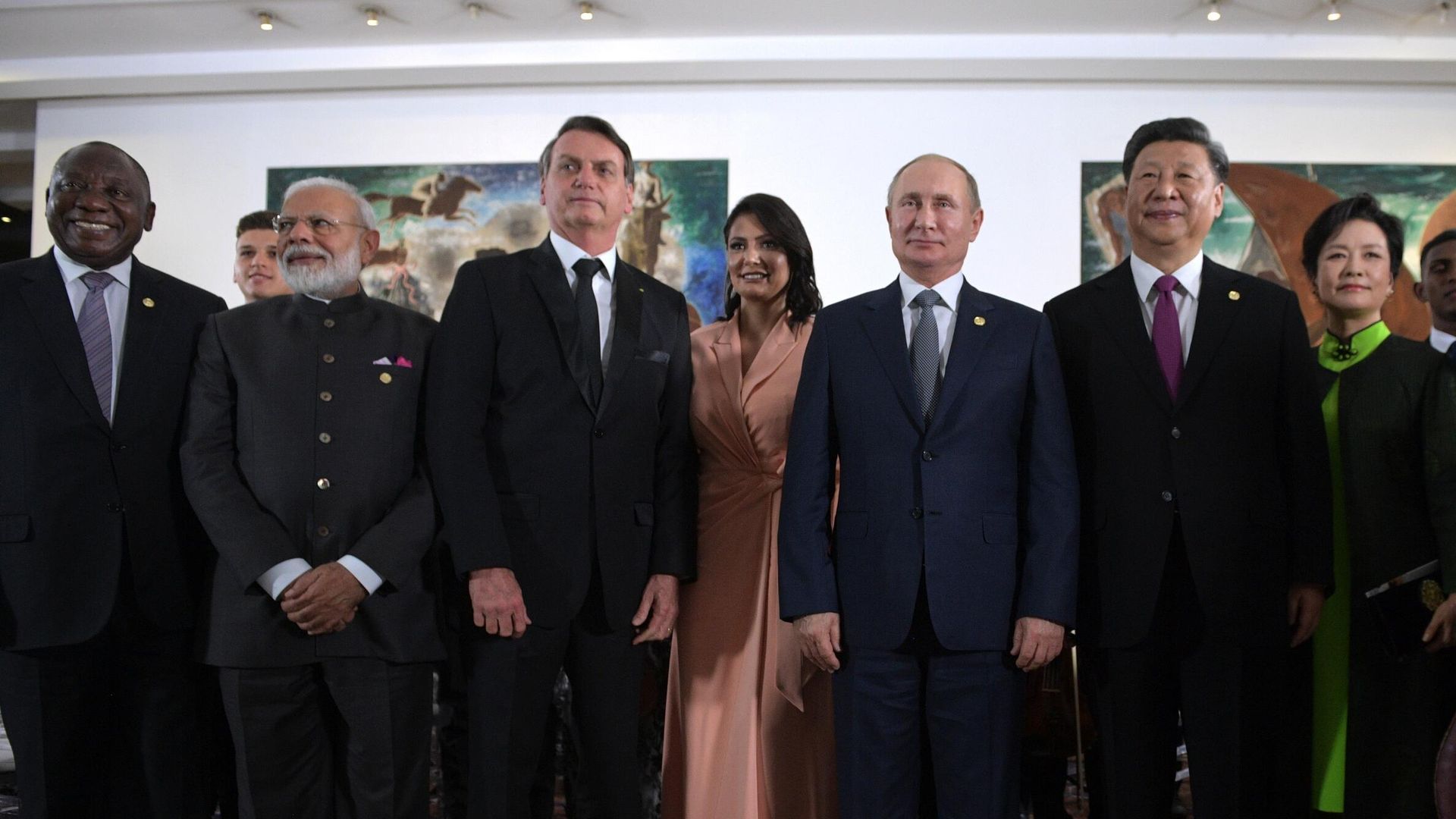 Президент РФ Владимир Путин во время фотографирования после концерта для лидеров стран БРИКС Президент РФ Владимир Путин во время фотографирования после концерта для лидеров стран БРИКС - РИА Новости, 1920, 29.06.2022